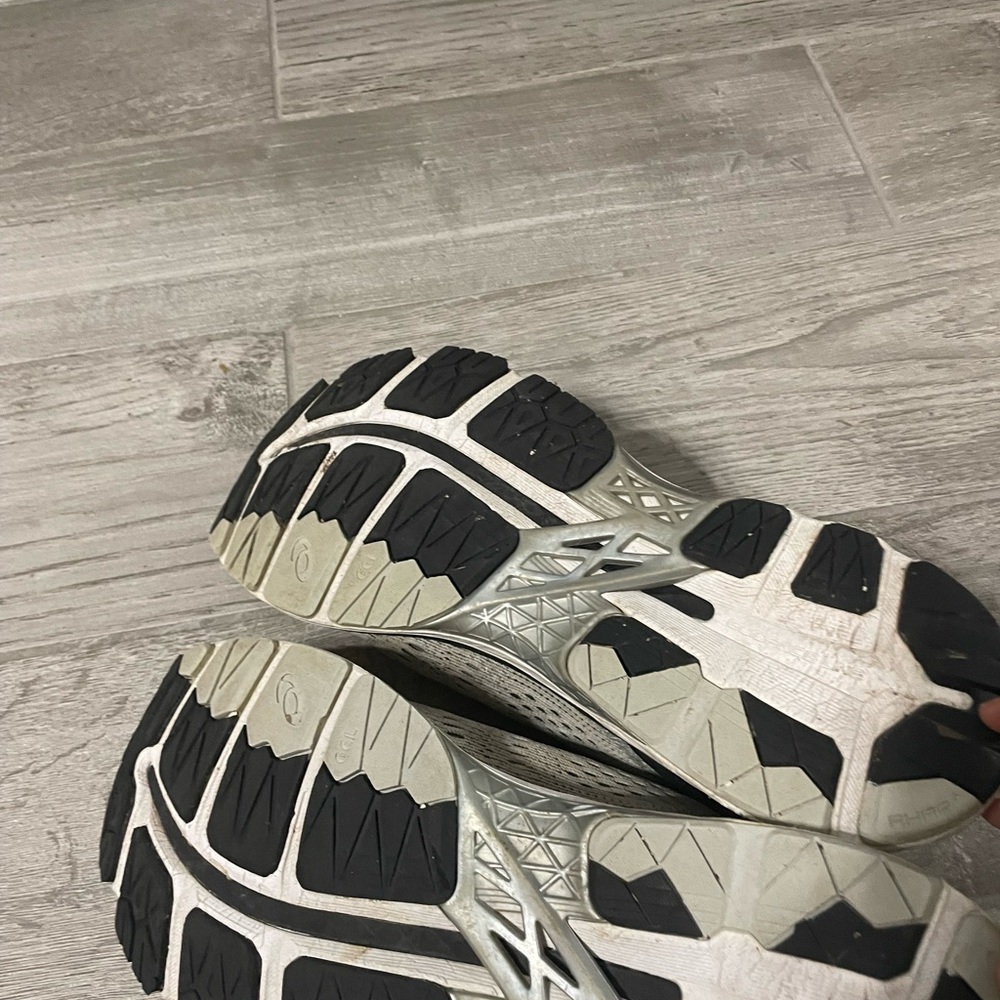 ASICS - Picture 2 of 4